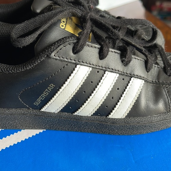LIKE NEW Adidas Superstar Jr. Size 2 1/2 (Core Black / Cloud Whitek) - Picture 9 of 11